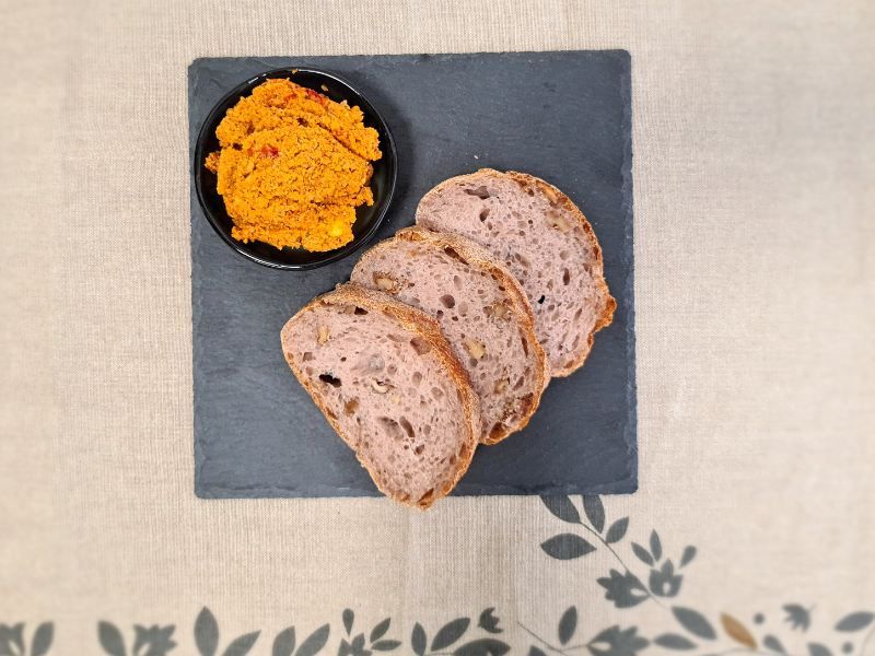 suesslupinensamen-tomaten-aufstrich-mit-brot