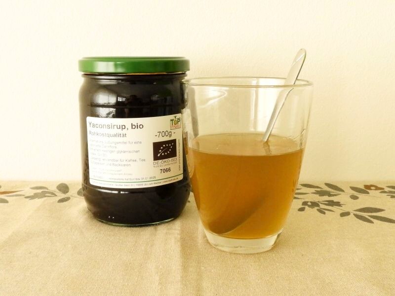 Yacon Sirup in Wasser gelöst