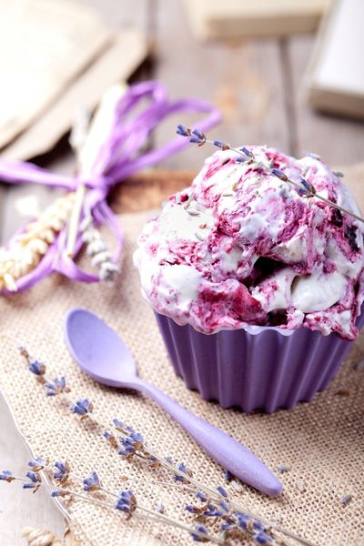 Eis mit Lavendelblüten