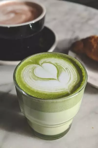 matcha-latte-aus-bio-matcha-pulver-japan