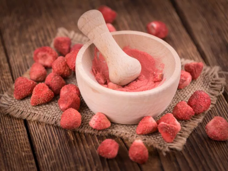 erdbeerpulver-aus-gefriergetrockneten-erdbeeren